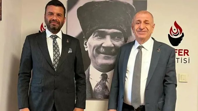 Hasan Öztürk diye bir eleman çıkmış, Ümit Özdağ hakkında bir şeyler diyor.
En son dediği, Kayseri olaylarında teşkilata "Sokağa çıkın" emri verdi diyor.
Kayseri'deyim ve olayın şahidi benim ve tam tersi "Sakın çıkmayın ve Polislere yardımcı olun" diye talimat verdi.
Elemanın