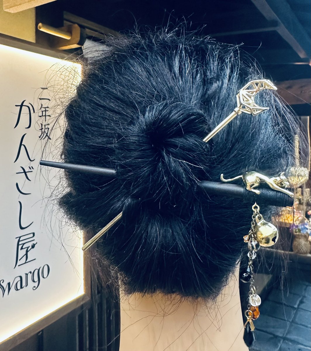kanzashiyawargo's tweet photo. 【二年坂かんざし屋】
こんにちは☀️
最近京都の各所で刀の擬人化男子達のコラボがあるようで、ファンの方をよくお見かけします💐
今回は月で連想するアニメをなんとなくイメージでコーデしてみました🌱
月、猫、うさぎ…
伝わればうれしいです🐇‼️

#かんざし　#かんざしヘアアレンジ https://t.co/S1BLwopWZn