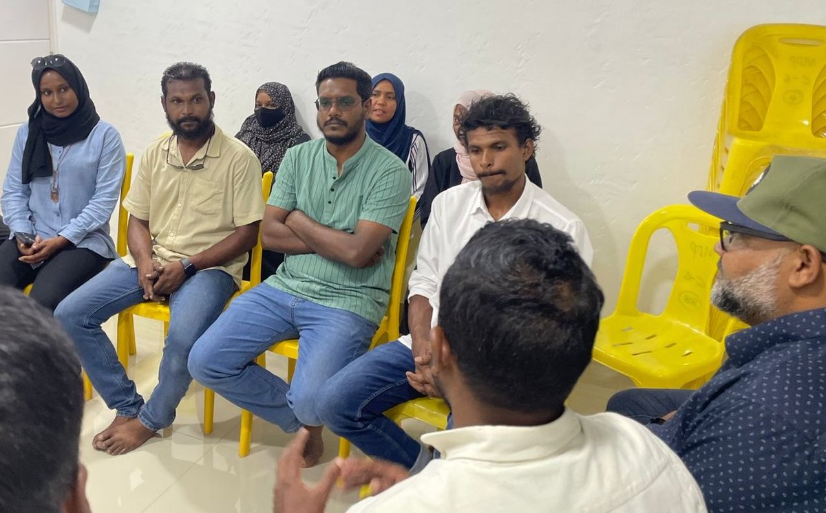 ކުރިއަށްއޮތް ލޯކަލް ކައުންސިލްތަކުގެ އިންތިޚާބުގައި ވާދަ ކުރައްވާ ށ.ބިލެއްދޫ އެމްޑީޕީ ކެންޑިޑޭޓުންނާއި ކެންޕެއިންގެ ކަންކަން ކުރިއަށްދާ ގޮތާއި ގުޅޭގޮތުން މަޝްވަރާ ކުރުމަށް، އެމްޑީޕީ ޕާލިމެންޓަރީ ގްރޫޕްގެ މެންބަރުން ބައްދަލުކުރެއްވުން ކުރިއަށްދަނީ. 

#HeyvallaThayyaaru
 #GearUp