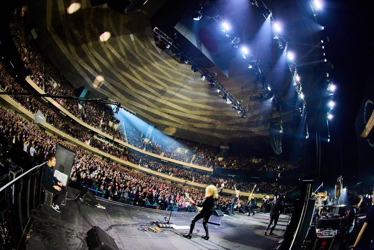 GibsonJapan's tweet photo. 伝説の夜から届いた、スペシャルな1枚。

マイケル・シェンカーが、再び日本武道館のステージへ。歴史的ライブ作品 One Night at Budokan を生んだ舞台へ帰還した瞬間の貴重なショットが届きました。

この日、彼の手にあったのはアイコン的存在でもあるギブソン・フライングV。唯一無二の存在感は、キャリアを重ねた今もなお圧倒的です。
KEEP ON ROCKIN’!!!

 #��イケル・シェンカー #Gibson #ギブソン
