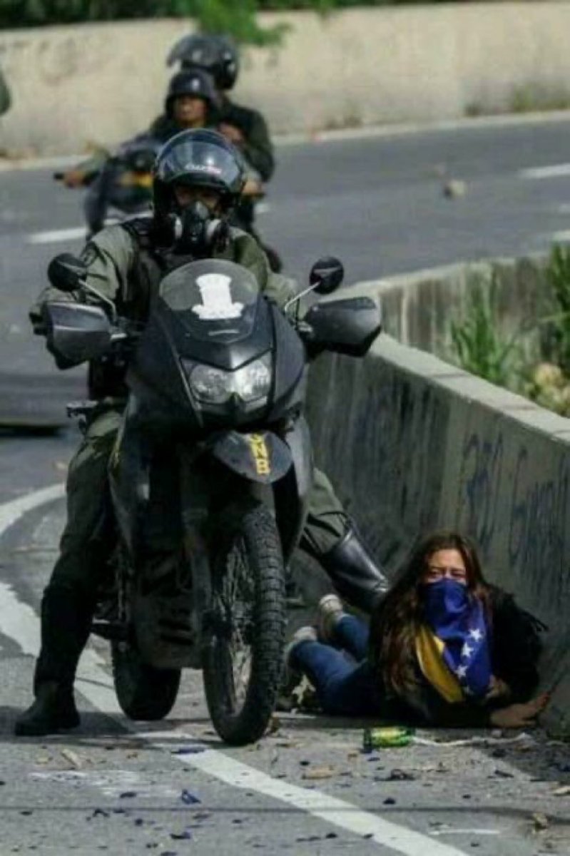 Maduro pide a USA que “cesen las agresiones contra el pueblo venezolano”. 

Esta foto muestra lo que por orden directa del narcoasesino torturador degenerado de Maduro, sufría en la calle una pobre mujer venezolana que por no apoyar al “socialismo del siglo XXI” era maltratada.