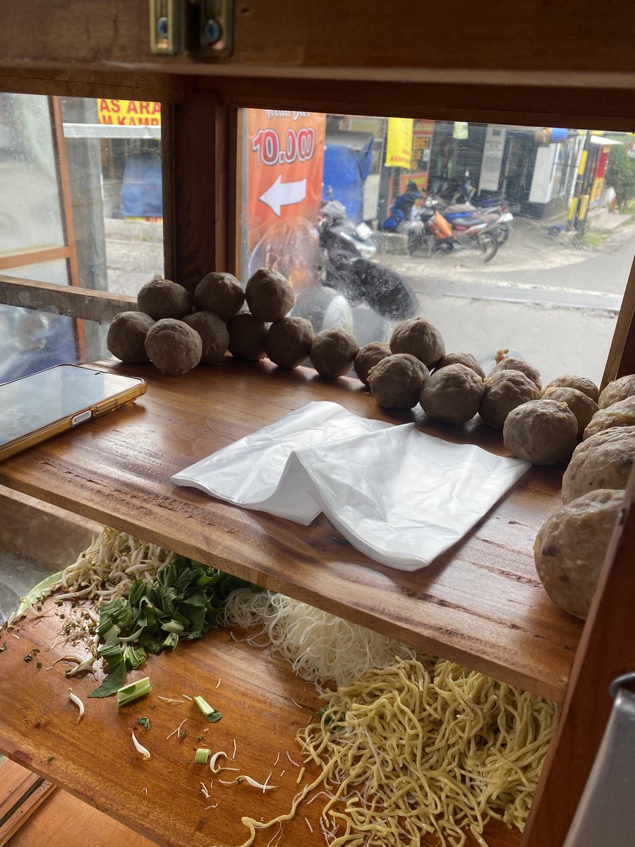 cursedkidd's tweet photo. klw ada meteor jtuh yg pertama ak slamatkan setelah kluargaku adlah bakso https://t.co/j7auqTzA0N