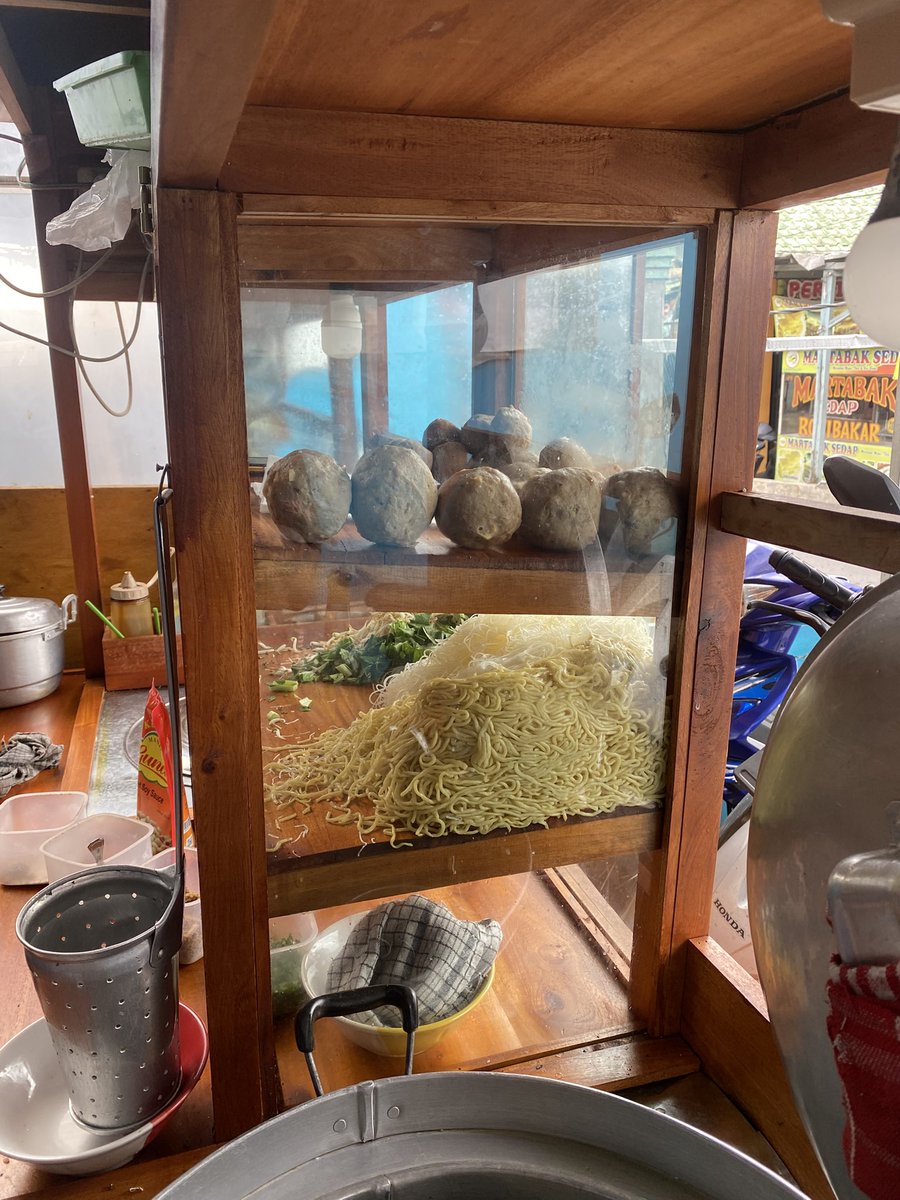 cursedkidd's tweet photo. klw ada meteor jtuh yg pertama ak slamatkan setelah kluargaku adlah bakso https://t.co/j7auqTzA0N