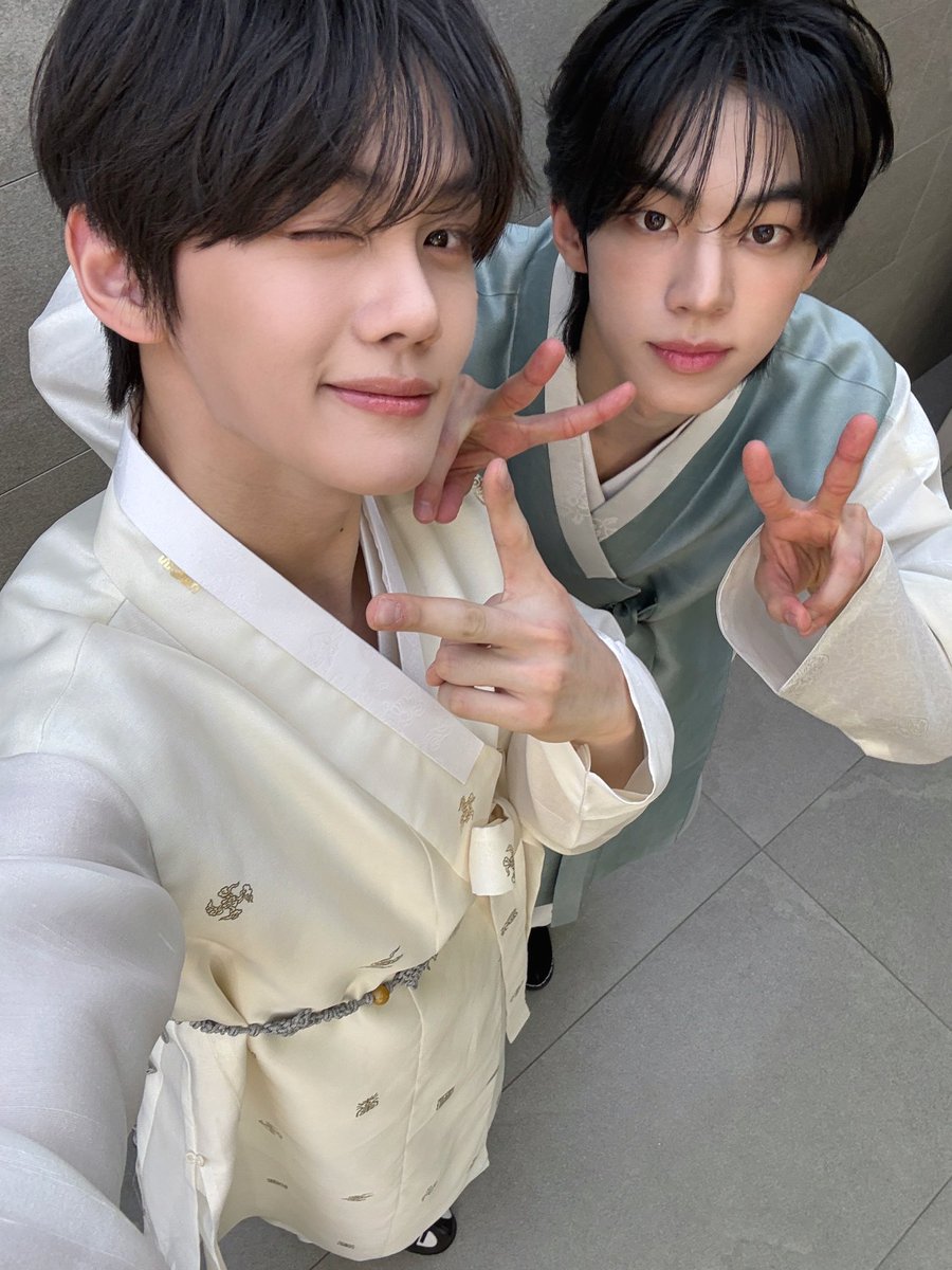 여러분~ 콩또가 새해 복 많이 받으시래요 ⺣̤̬ꯁꯧ⺣̤̬
모두 즐거운 설 연휴 보내세요🙇🏻🙇🏻‍♂️🩵

#김규빈 #KIMGYUVIN #ZEROBASEONE
#도훈 #DOHOON #TWS