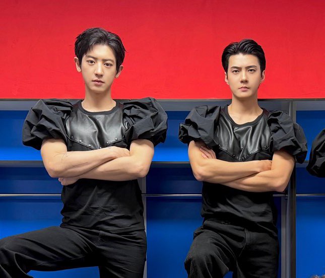 moonstargaze27's tweet photo. i’m cracking up looking SeChan 😭 https://t.co/WXcCkZsAxY