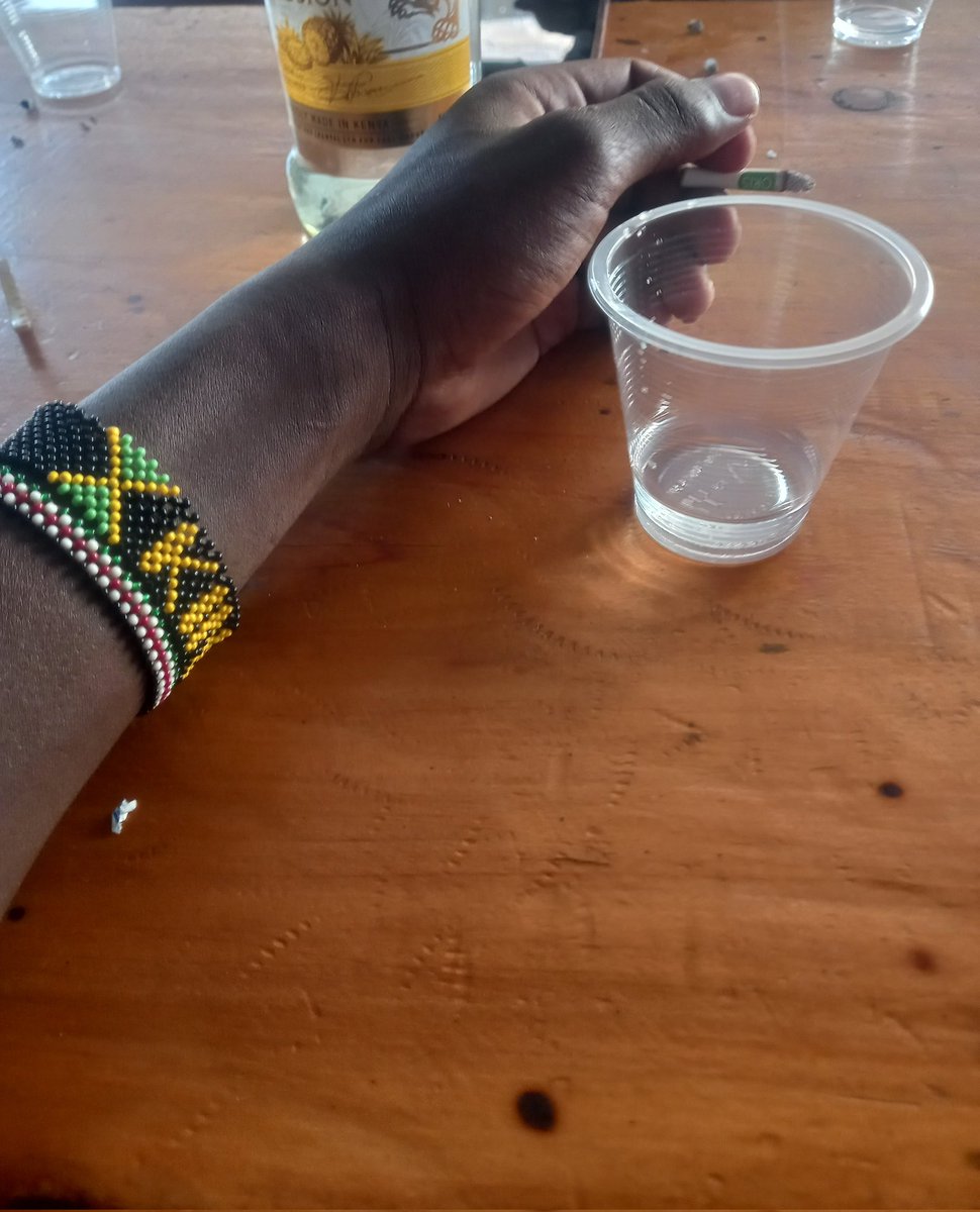 Lock inatolewa na mzinga ya mananasi,,uzuri ni weekend😌