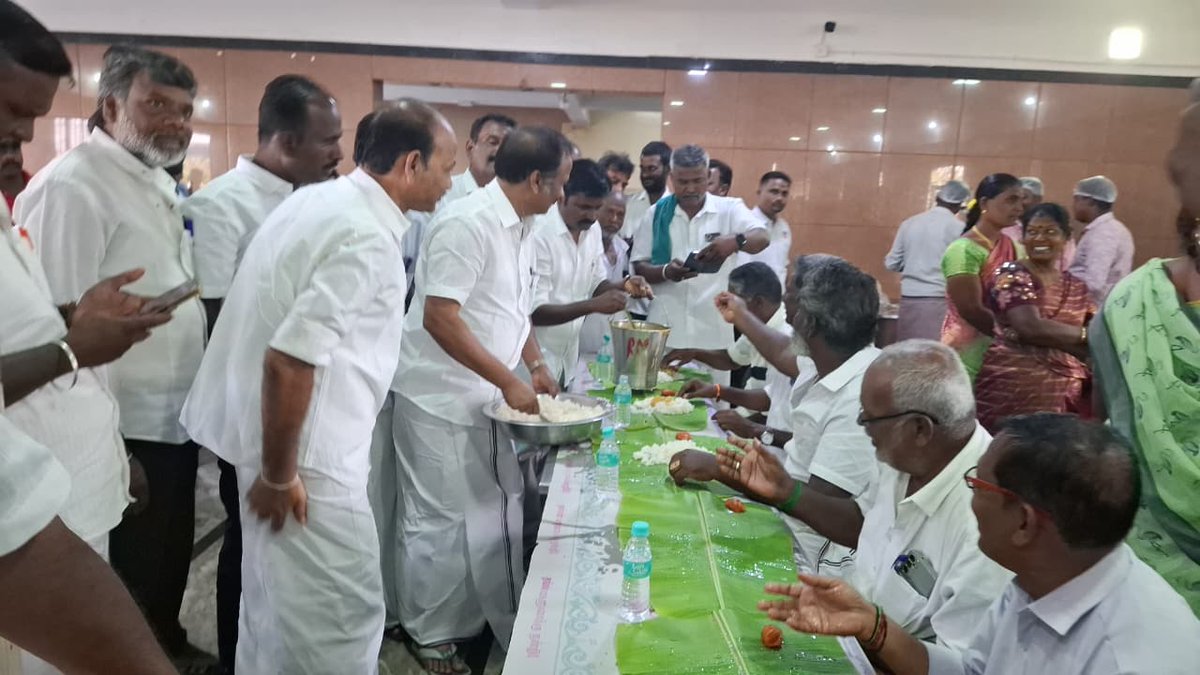 MuthamilADMK's tweet photo. கடலூர் மேற்கு மாவட்ட செயல்வீரர்கள் வீராங்கனைகள் ஆலோசனைக் கூட்டத்தில் 

நிர்வாகிகள் அனைவருக்கும் அறுசுவை சைவ உணவு வழங்கினார்கள் மாவட்ட கழக செயலாளர் அண்ணன் திருமிகு @Arunmozhi_thev அவர்கள் ..... https://t.co/0N4AqTBjo5