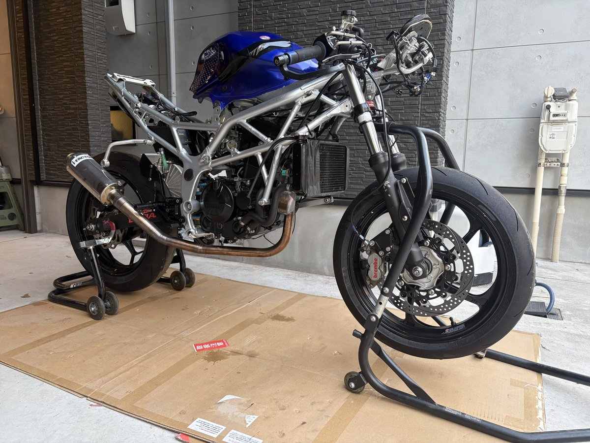 とりあえずエンジン始動まで確認できた。
Tカーからエンジン下ろしてメインに載せ替え。
鬼疲れた…
シルバーフレームにヤマハブルーは映えそう