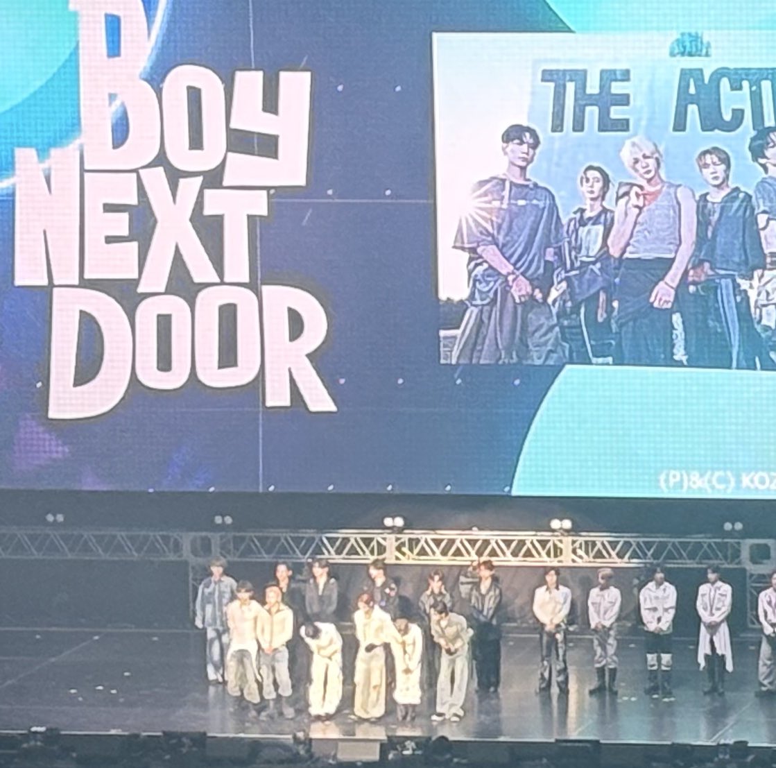 어제랑 의상이 다르네