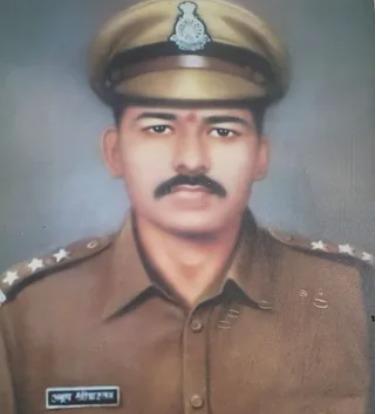 #UttarPradesh | पीड़ादायी है कि - झांसी में मातृभूमि पर अपना सर्वस्व न्योछावर करने वाले <a href="/ITBP_official/">ITBP</a> के अमर बलिदानी अनूप श्रीवास्तव के स्मारक निर्माण हेतु बलिदान के 35 वर्षों के बाद भी अब तक भूमि आवंटित नहीं की जा सकी है! विभिन्न प्रयासों के बाद भी इस पुण्य, प्रेरक अनुकरणीय