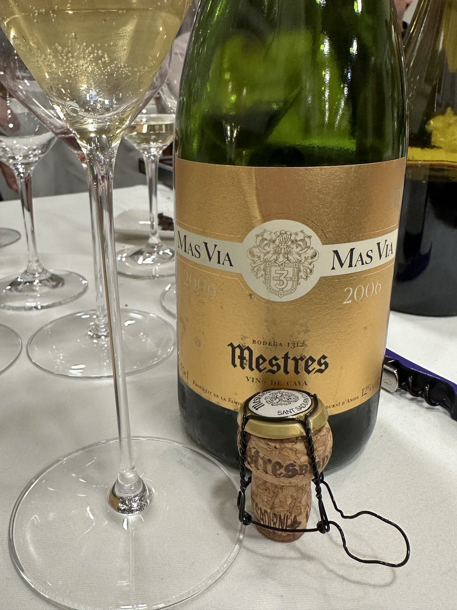 _juanjo82_'s tweet photo. 🏰 Mestres
🍷 Mas Vía 2006
🗺 #cava
🍇 #xarello #macabeo #parellada
🎯 Seco, estructurado y cremoso, con el carbónico bien integrado, recuerdos de pastelería y un fondo salino; final largo, elegante y ligeramente ahumado. https://t.co/gAVW5wFix1