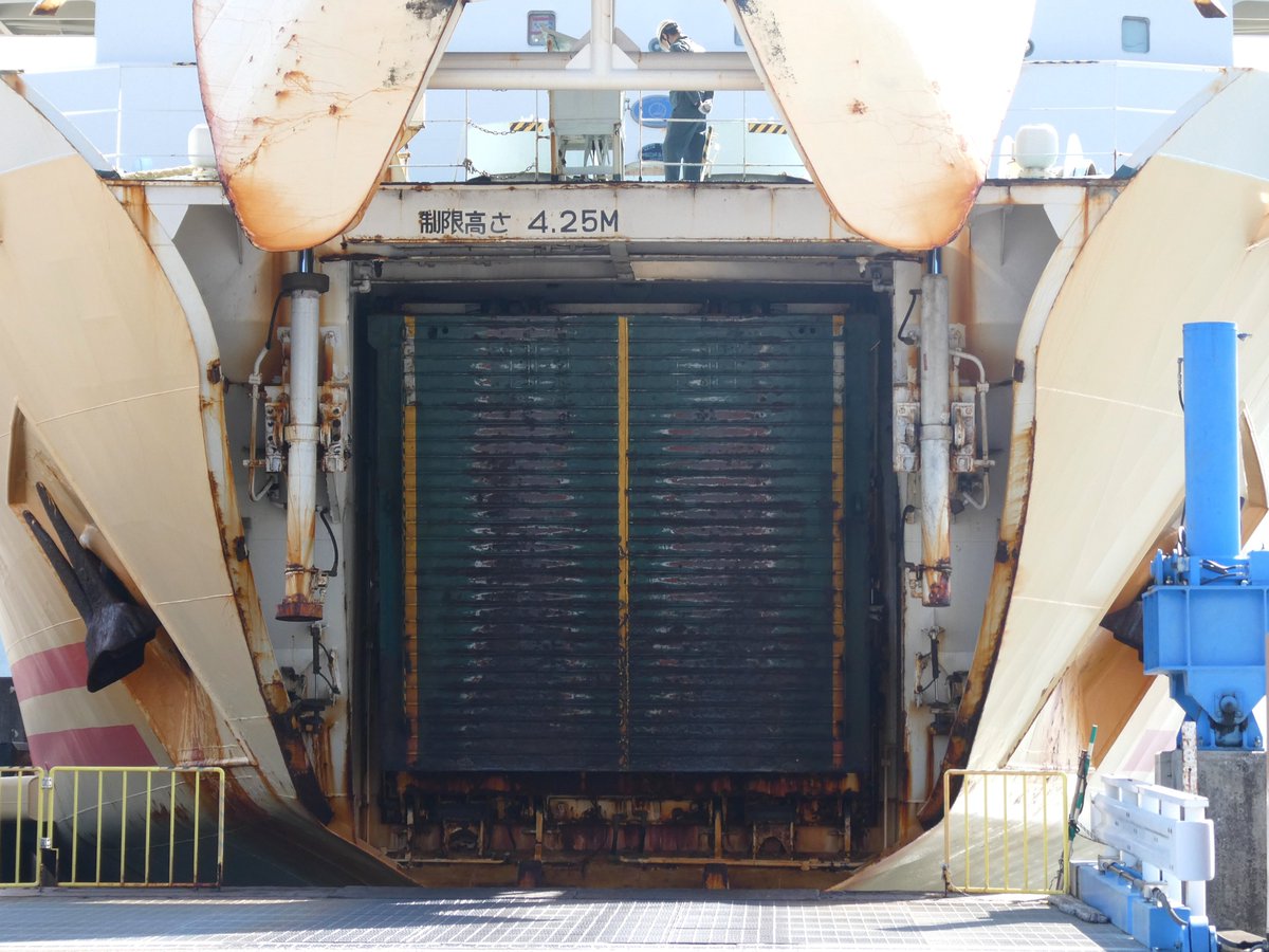 バウバイザーを上げて積み込み作業を行う姿はカーフェリーの代名詞といいますか、力強くて好きです。写真2・3枚目はランプウェイの格納シーンですが、水密扉を兼ねるためなかなか複雑な構造をしておりこれがまた良いです（よく見ると可動橋が少しだけ下げられています）。