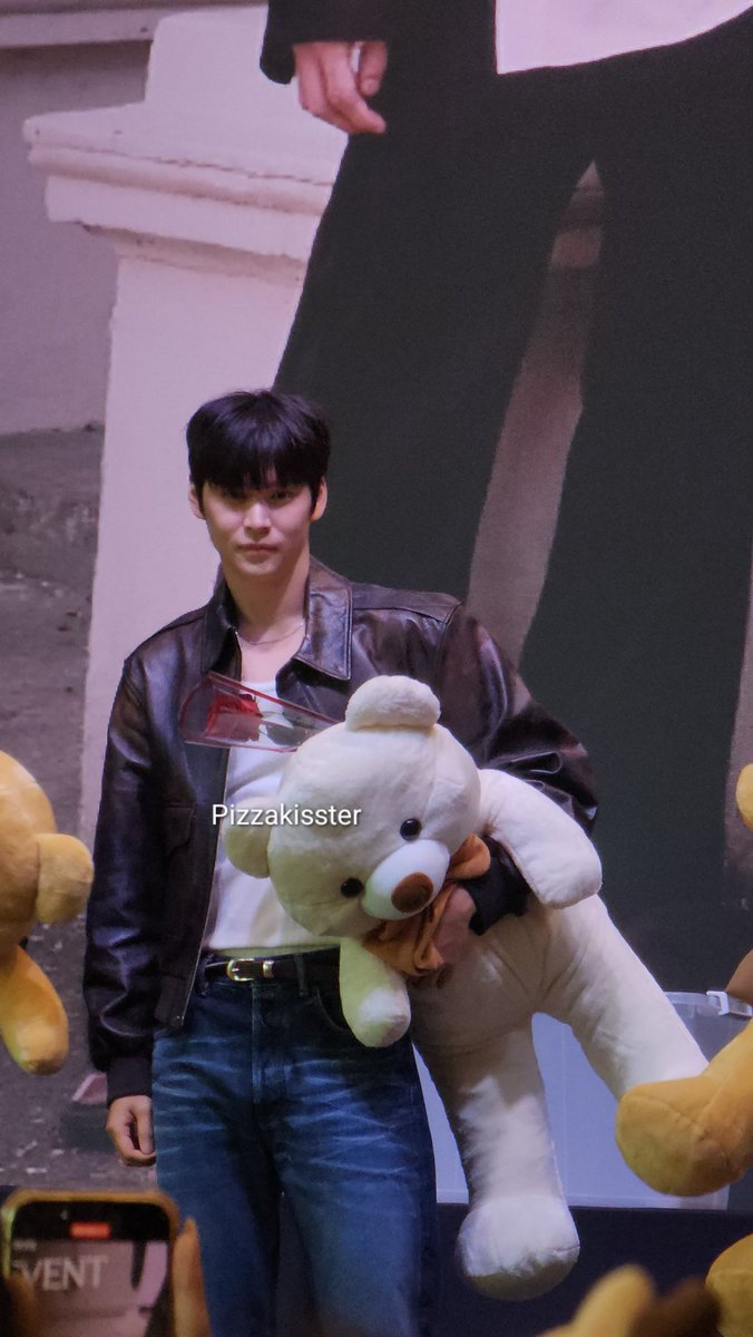 พี่โชนเอาตุ๊กตาหมีมาให้น้องน้ำปะ

#EUNSEOK  #은석