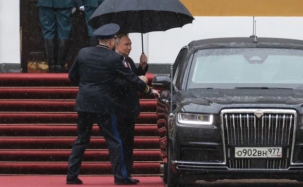 nexta_tv's tweet photo. Russia’s “Rolls-Royce” Aurus — it’s over

The assembly line at the plant in Yelabuga has stopped. Officially, it’s called an “inventory check.” In reality, according to media reports, the cars simply stopped selling.

The situation is straightforward: officials and state companies already bought theirs, while ordinary buyers can’t afford a car priced at 50–70 million rubles. Export hopes have also faded — interest abroad is nearly nonexistent. Even Kim Jong Un, after taking a spin in a gifted Aurus, reportedly went back to his Mercedes-Maybach.

The factory now has no new orders, but it does have debts exceeding €80 million.
