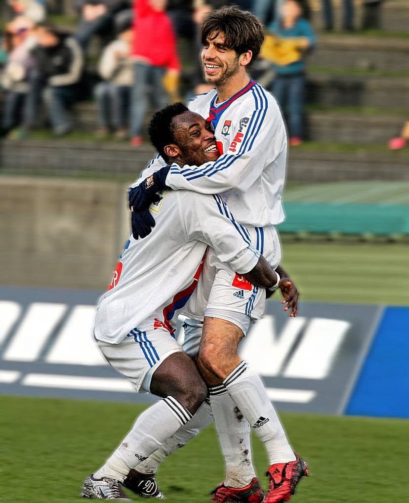 LifeOfBoch's tweet image. I see Juninho Pernambucano.

Guess the other player.