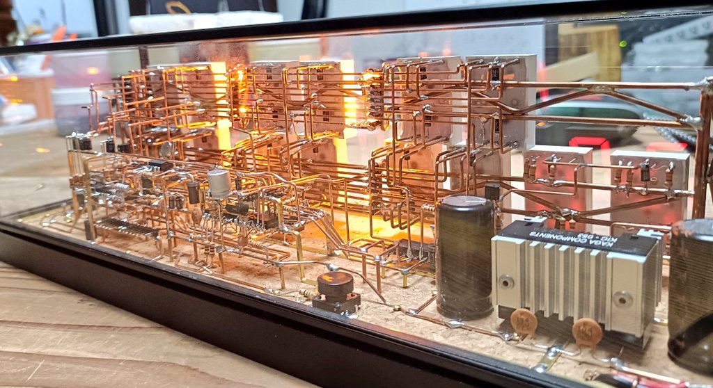 出来ました!
カレンダー付きの空中配線時計です。しっかりしたガラスケースに収めます。

こちらも個展にお出しします。