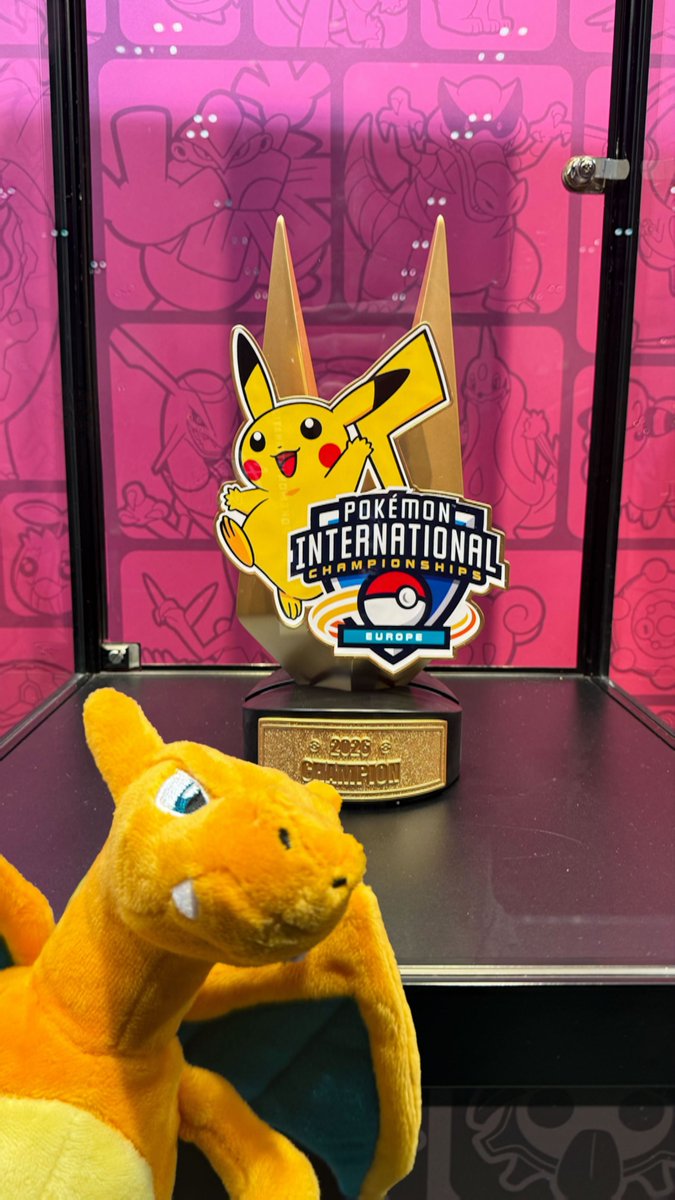 Today our newest Champions will be named! Championship Sunday here at #PokemonEUIC is kicking off shortly 🏆

🖥️ Pokemon.com/Broadcasts