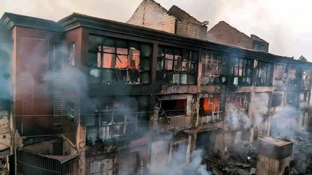 Photo of Kano state Singer Market, the largest commodity market in the North after the fire service controlled the fire all night.
Too bad what a loss I weep for the traders.