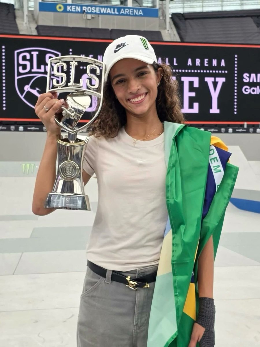 OlympicEsporte's tweet photo. 🥇 🥇 🥇 🥇 🥇 🥇 🥇 🥇 
🇧🇷 RAYSSA LEAL É CAMPEÃ DA SLS SYDNEY 2026!!! 🏆🛹 A FADINHA DO SKATE FOI LÁ E CONQUISTOU A ÚNICA ETAPA QUE FALTAVA! BRASIL NO TOPO DO MUNDO MAIS UMA VEZ!  DOMINANDO O SKATE FEMININO! 🔥🔥 QUEM MAIS TÁ GRITANDO DE ORGULHO AQUI??? 🇧🇷🇧🇷🇧🇷 https://t.co/KWNflm1Rqc