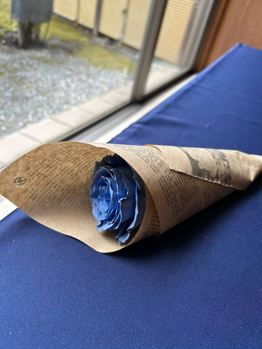 個展最終日、撤収に行ったらテーブルの上に、青いバラが一輪置かれていました。
差出人は不明。
素敵な誰かさん、ありがとございます。