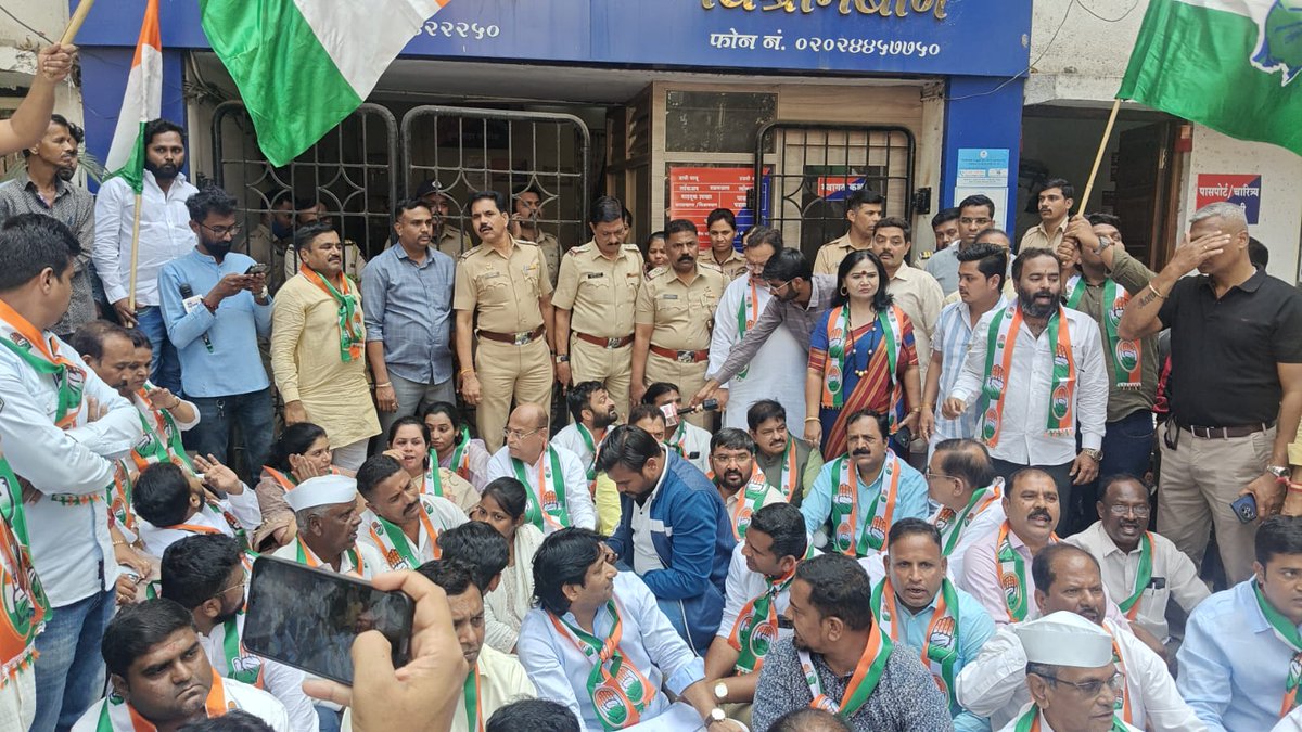 phatak789's tweet photo. पुणे- काँग्रेस भाजप कार्यकर्त्यांमध्ये गोंधळ; भाजपकडून दगडफेक ?. काँग्रेसचा एक कार्यकर्त्या रक्तबंबाळ. काँग्रेस कार्यकर्ते आक्रमक. फरासखाना पोलीस ठाण्यात ठिय्या आंदोलन सुरू

#congress #bjp #punebjp #pnecongress #pmc #police #punepolice https://t.co/8QZuzfWLoM