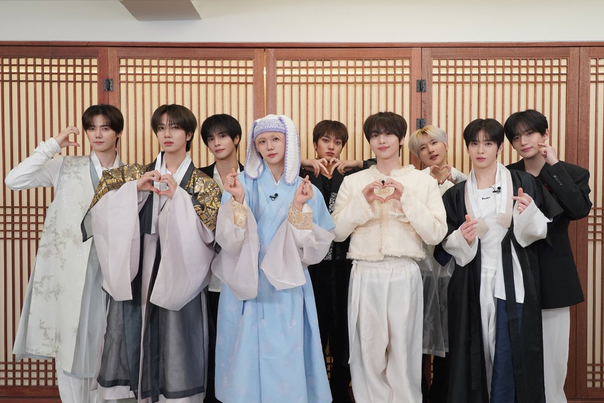 아니 뭐 한복 제대로 입혀주기라도 하던가