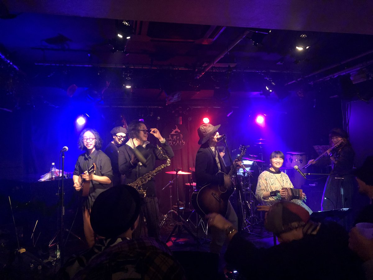 キャタ生誕祭を観に真昼の月へ。

まさかのトッパーのサルパラから会場最高潮！
珍しくオールスタンディングでステージもフロアもシームレスに。
カモン・パンチ、東京ペッパーズのハイカロリーな演奏に酒もタコ焼きも燃焼され、トリの楽団ではもう乱痴気騒ぎ！

キャタ君、とりあえずおめでとう！