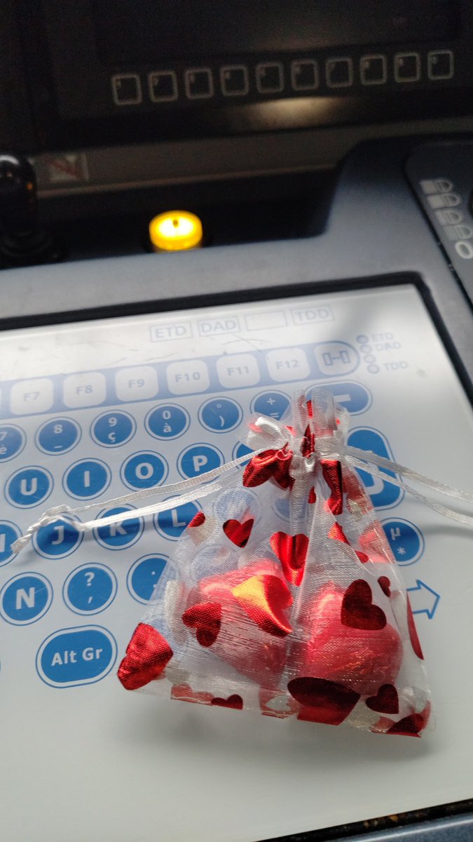 Bonjour a tous
Je suis l'une des chefs de bord du <a href="/train_nomad/">SNCF NOMAD TRAIN</a> 3407 Pmp Granville 
Nous vous emmenons au Carnaval de Granville ce matin..
Merci à notre Voyageur abonné pour ce cadeau fort sympathique 
Bon voyage a tous