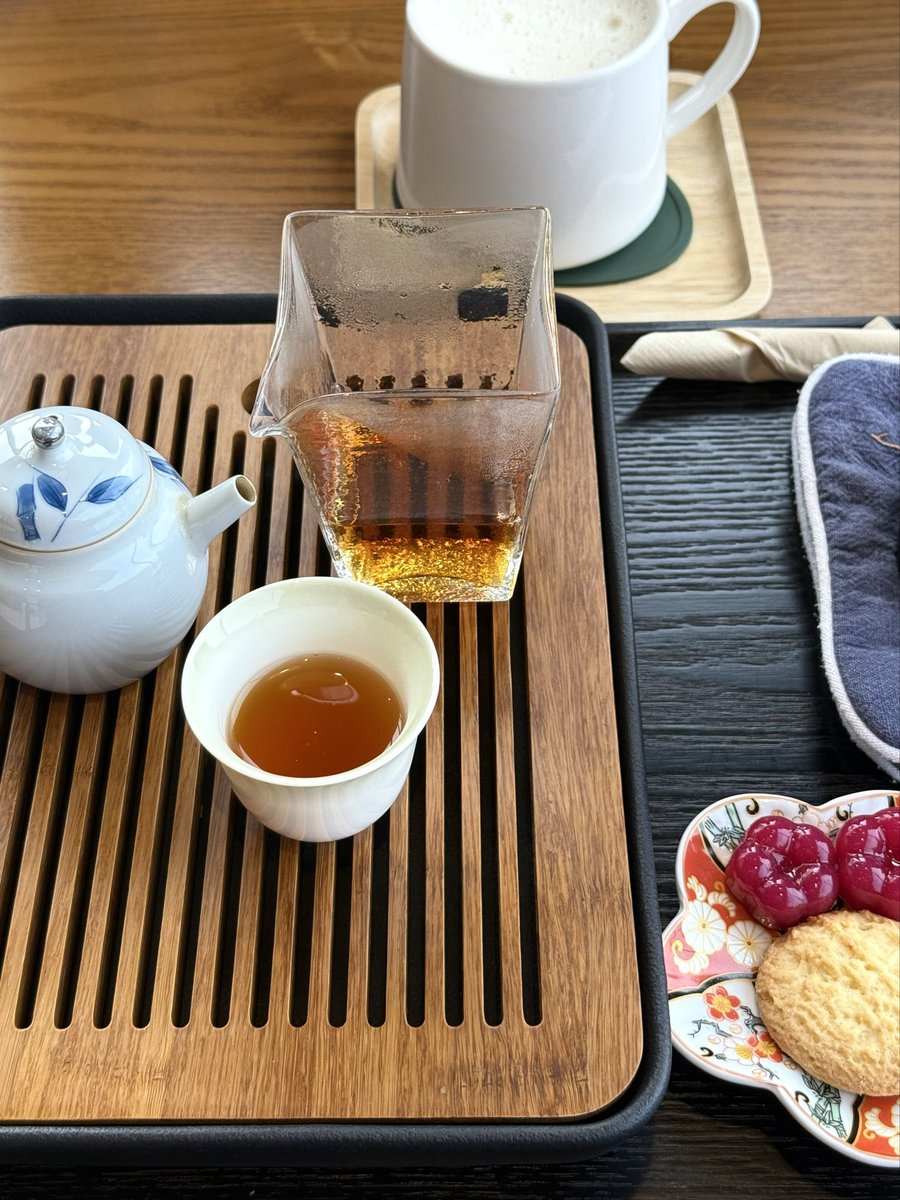 🫖전주, 매화록

대만 사람이 운영하는 찻집.ᐟ 홍우롱 다도 세트와 우롱 밀크티를 마셨다🍵 밀크티는 당도를 50으로 마셨더니 적당히 달달하고 은은한 우롱향이 확...🤤 차 라인업은 발효도 순서대로 청향 우롱, 홍우롱, 화요홍차 세 가지! 대만식 디저트인 우유 토스트랑 펑리수도 먹을 수 있다🍍
