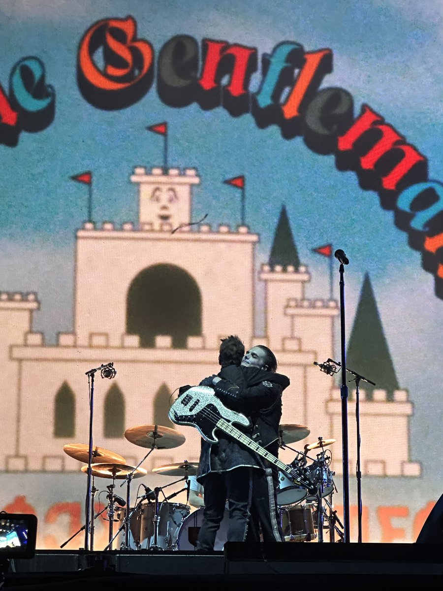 demolcvers's tweet photo. 🖤🖤 #MCRMEXICO2 https://t.co/oiKLjT8A37