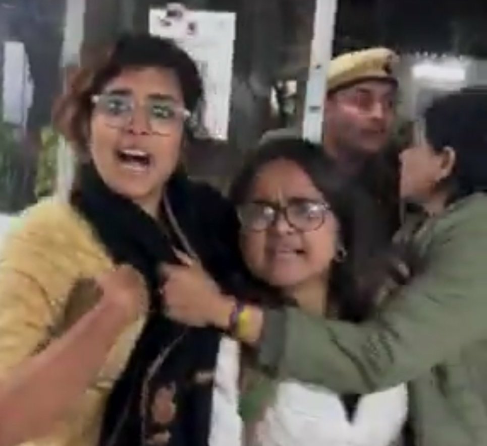 रुचि तिवारी खुलेआम ऑन कैमरा पूरे बहुजन समाज को अपमानित कर रही है. चिड़ा चिड़ा कर, कह रही है

पानी पिलाओ... पानी पिलाओ... तुम को पानी नही मिला, लो पानी पिलो. लो पानी पिलो.

9 साल का Indra Meghwal ने भूल से शिक्षक के मटके से पानी पी लिया. इस कारण जातिवादी शिक्षक ने इतना मारा की