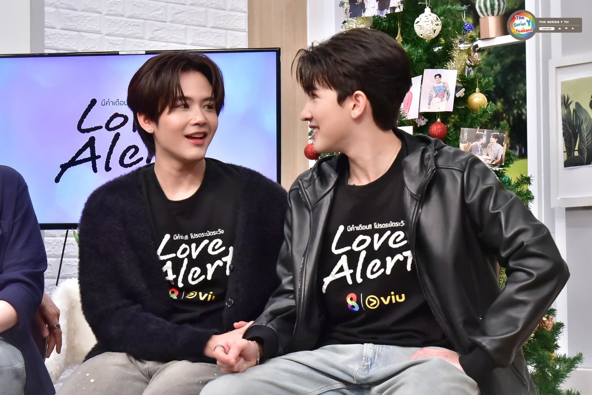 LoveAlertSeries's tweet photo. วันนี้ เวลา 18.00น. รับชม Exclusive Interview : ทีมนักแสดง “เจมส์ - กาด - แมทธิว - แฟ้ม" จากซีรีส์ "Series Love Alert มีคำเตือน โปรดระมัดระวัง"

รับชมได้ทาง YouTube : The Series Y TH

#LoveAlert #มีคําเตือนโปรดระมัดระวัง 
#JamesPrescott #Kadploysupa 
#mmatthew #FamThanuphat
#theseriesy_th