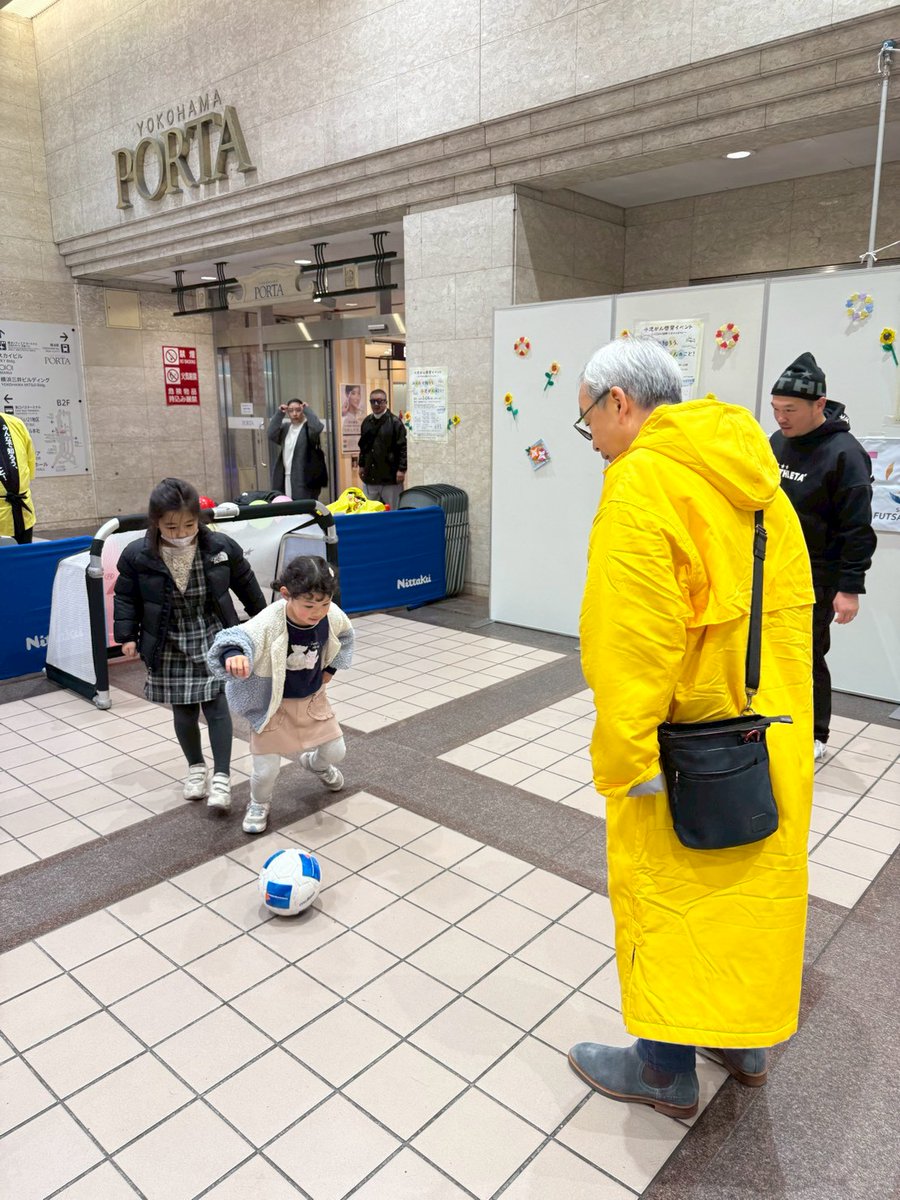 FUTSAL_RIBBON's tweet photo. フットサル体験⚽
2月15日は国際小児がんデー🎗️
#小児がん
#フットサル
#フットサルリボン
#国際小児がんデー
#笑顔の連鎖 https://t.co/1JTG3Sy6xJ