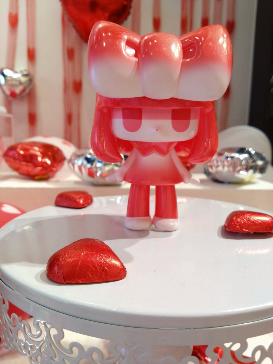 背後からの圧が…🤣 限定チヨコはとても綺麗でした✨️ 店員さんが再販