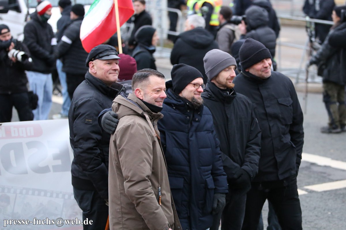 In #Dresden kamen gestern schätzungsweise über 1.500 Neonazis zum jährlichen geschichtsrevisionistischen "Trauermarsch" anlässlich der Bombardierung Dresdens im 2. WK. Es ist der größte Neonaziaufmarsch des letzten Jahres in Deutschland.
#dd1402

Fotos: flickr.com/photos/1951763…