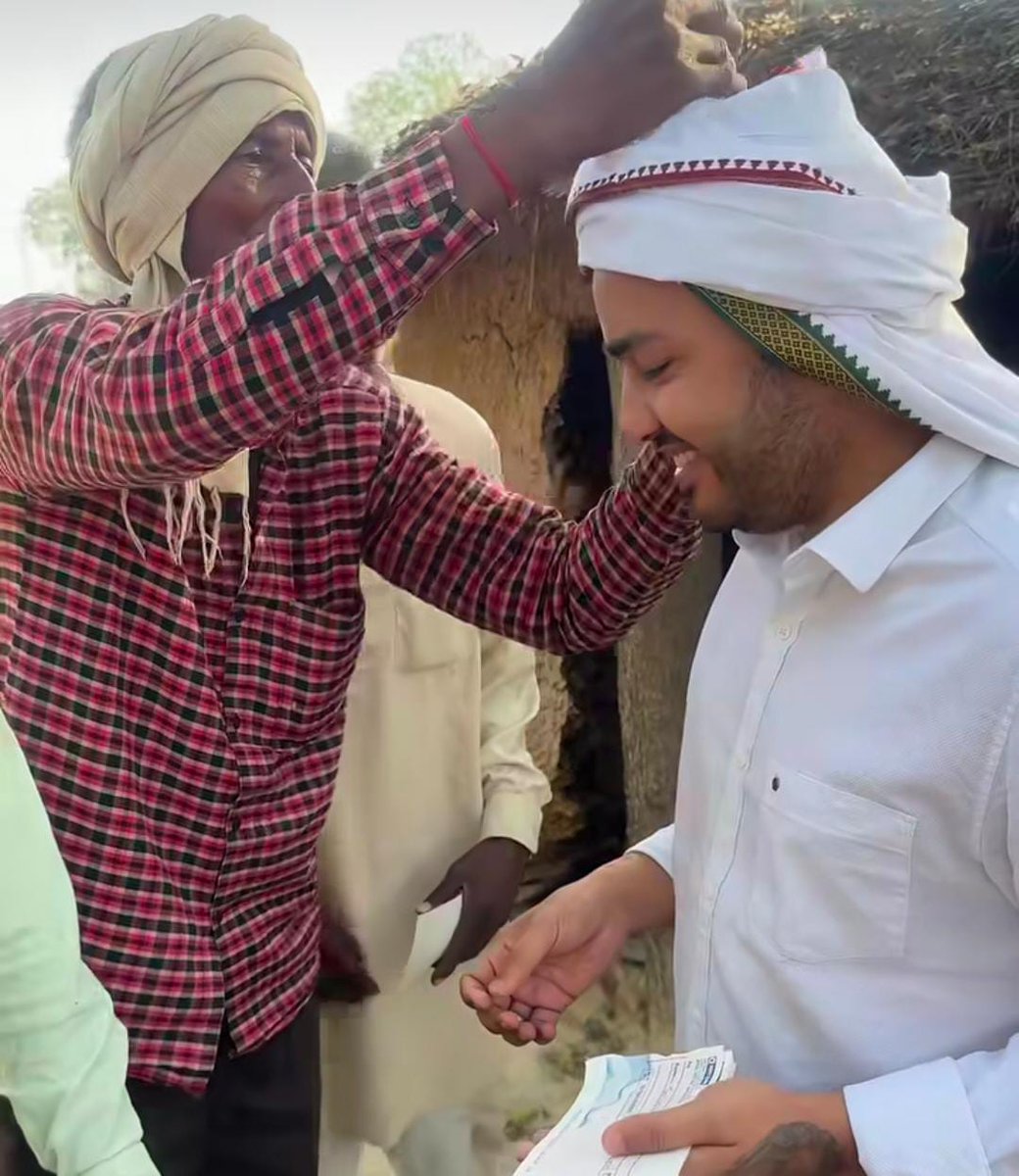 PhysicsWallah के फाउंडर Alakh Pandey सर ने एक बार फिर से दिल जीत लिया।

उन्होंने अपने छात्रों से किए गए वादों के मुताबिक इस बार वो किसानों के बीच पहुंचे जो काफी दयनीय परिस्थितियों से गुजर रहे थे।

किए गए वादे 11 लाख की राशि को बढ़ाकर उन्होंने Double कर दिया मतलब सीधे 22 लाख