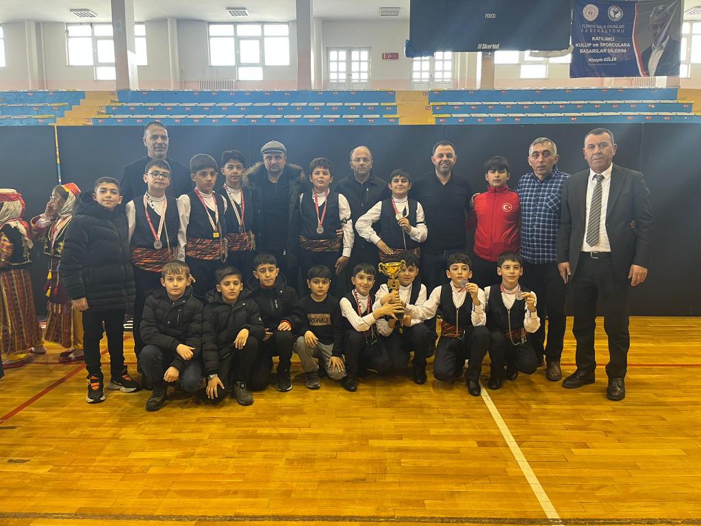 askalemem25's tweet photo. 🏆 Aşkale Halk Eğitimi Merkezi Bar Ekibimiz Bölge Finallerinde!
Yıldız Erkekler – Düzenlemesiz Dal
Erzurum İl Birincisi olan ekibimizi kutluyoruz.@AskaleKaymkmlg @Erzurum_Mem @ekicis20 @K_Karali25 https://t.co/nL4J02wDuK