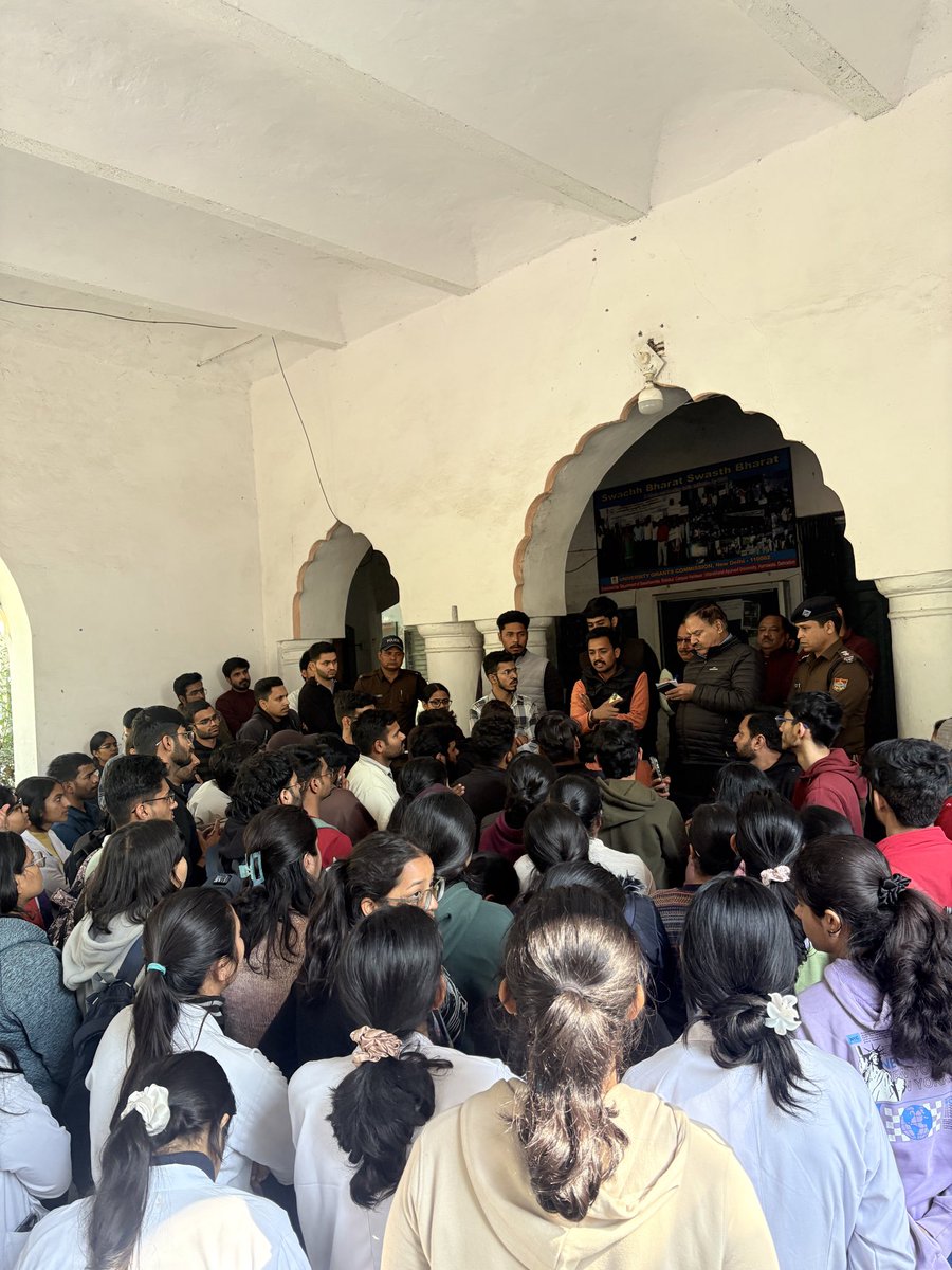 amansintomar's tweet photo. ABVP हरिद्वार द्वारा ऋषिकुल आयुर्वेदिक महाविद्यालय में छात्र द्वारा की गई आत्महत्या एवं परीक्षा, परिणाम और अन्य शैक्षिक अनियिमितताओं को लेकर महाविद्यालय के निदेशक एवं परीक्षा नियंत्रक का घेराव कर तालाबंदी की गई । 

#ABVPHaridwar
#ABVPUttarakhand https://t.co/DpRQvrgUz1
