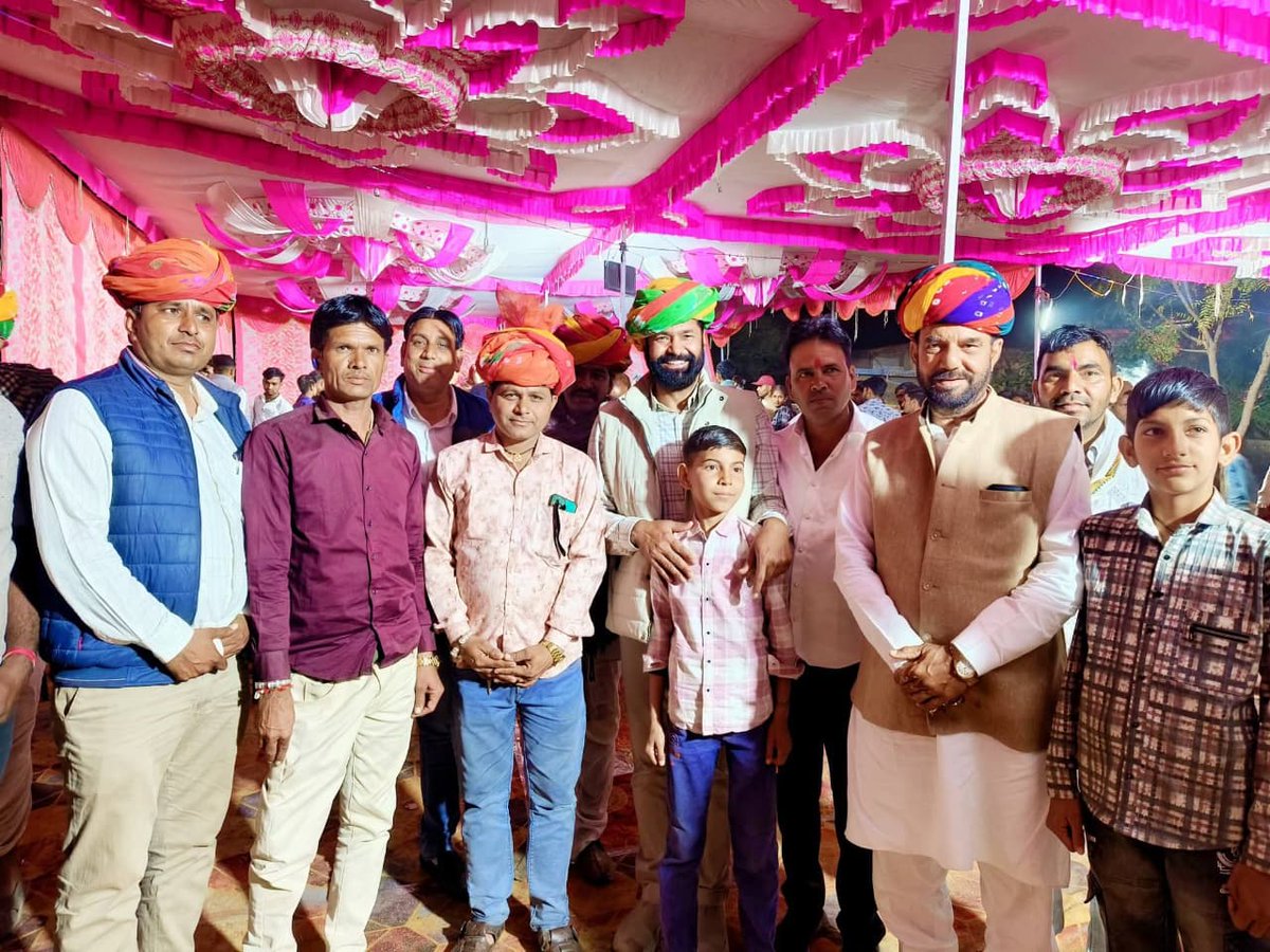 कल रात प्रतापपुरा (नंदवाड़ा) निवासी श्री राधाकिशन जी गुर्जर के बेटे और बेटी की शादी समारोह में शिरकत कर शुभकामनाएं प्रेषित की।
पीसीसी सदस्य संग्राम सिंह जी गुर्जर भी साथ रहे ।