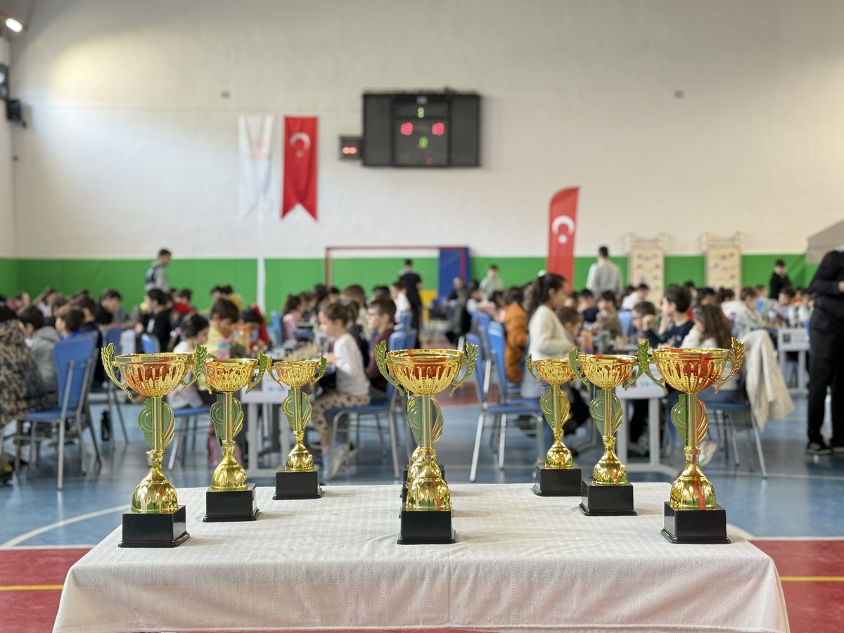 🤩 Yarının hamleleri için hazırız! ♟️
Özgecan Aslan’ın anısını yaşatmaya ve gençlerimizle birlikte güzel izler bırakmaya devam ediyoruz. 💐

🎗️Özgecan Aslan Satranç turnuvamızın ikinci günündeyiz.💐

<a href="/tugvaizmir/">TÜGVA İzmir</a> 
<a href="/tugvaegitim/">TUGVA EĞİTİM</a> 
@tugvatr 
#özgecanaslan 
#satrançturnuvası