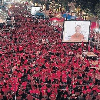 โห ยอมใจคุณพ่อเท้งเป็นคนเสื้อแดงด้วย เค้าสู้กันมาตั้งแต่ปี 2553 เท้งฮีอายุ 23 ปีเองมั้ง น่าจะจบมาทำงานแล้ว  ส่วนนี่ก็เรียนมหาลัยพ่อก็เป็นคนเสื้อแดงเหมือนกัน ม็อบก็ไป

ข้อมูลเพิ่มเติม สิ่งที่เกิดขึ้น ปี 2553 

- มีนาคม 53 จุดเริ่มต้น​กลุ่มเสื้อแดง (นปช.) รวมตัวชุมนุมใหญ่มากที่สุด