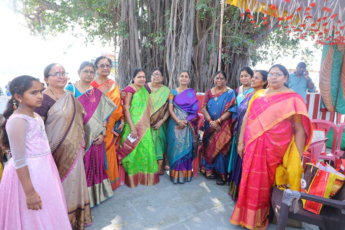 మహాశివరాత్రి పర్వదినాన్ని పురస్కరించుకుని వెల్దుర్తి మండలం, ఉప్పలపాడు గ్రామంలో కొలువుదీరిన శ్రీ గంగా భ్రమరాంబ  సమేత శ్రీ బుగ్గ మల్లేశ్వర స్వామి వారిని దర్శించుకుని ప్రత్యేక పూజలు నిర్వహించిన మాచర్ల గౌరవ శాసన సభ్యులు శ్రీ జూలకంటి బ్రహ్మానందరెడ్డి గారి సతీమణి శోభారాణి జూలకంటి గారు