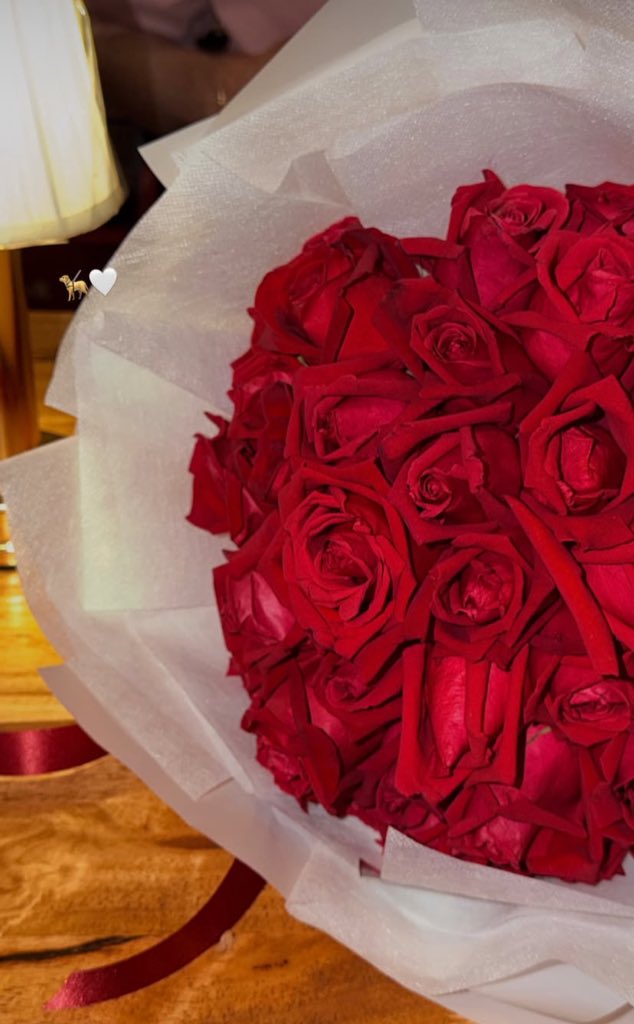 _jxnepnd's tweet image. ดอกกุหลาบทั้งหมด 36 ดอก เก่งเอาวันเกิดตัวเอง 19 + 17 วันเกิดน้อง😭😭😭😭😭😭 วันวาเลนไทน์ของเขา 2 คนอะ ผมไม่ไหวแล้ววว 😭😭😭😭