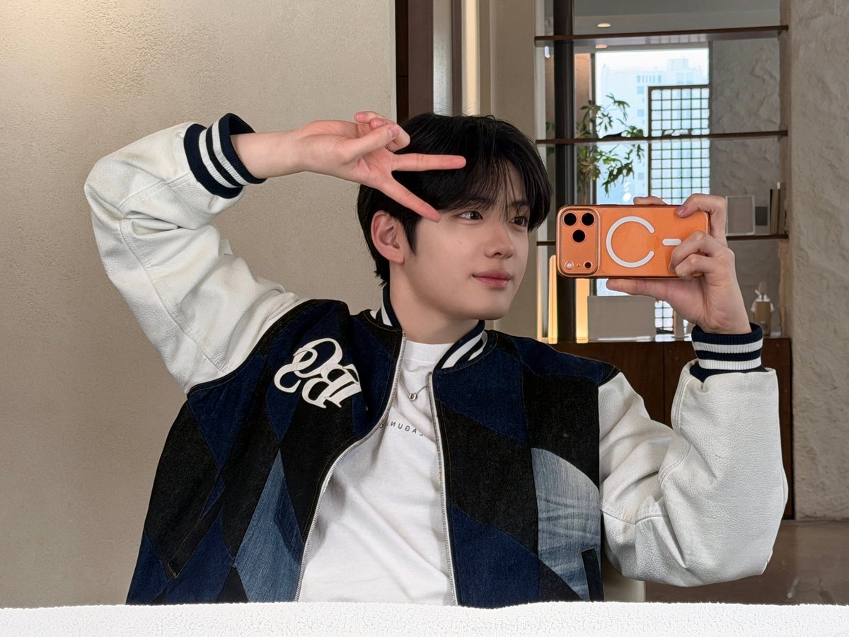 260215 #상현 플챗포스트 ♥ 

ALLYZ 여러분들 안녕하세요오옹 오늘 하루도 잘 보내고 계셨나요~?? 저는 수업도 듣고 연습도 하면서 즐겁게 보내고 있어요!!✨✨  맞다!! 여러분들 이번 연휴 때 맛있는 거 많이 먹을 거죠?!?!   그리구 날씨가 풀리고 있지만 방심하지 말고 항상 감기 조심하기!!🤧🤧