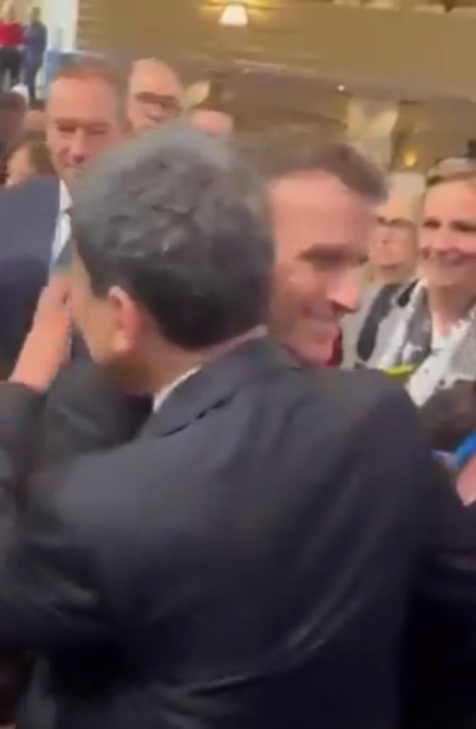 Türk askerine kurşun sıkanlar bunlar...
Kimlerle sıkı fıkıymış, kiminle kucaklaşıyonmuş, kime hizmet ediyormuş görün!
Fransa Cumhurbaşkanı Emmanuel Macron ile SDG (PKK) elebaşısı Ferhat Abdi Şahin'in hali bu...
Tokalaşmıyonlar, sarılıyor, kucaklaşıyorlar!
Malumu ilan ettiler!