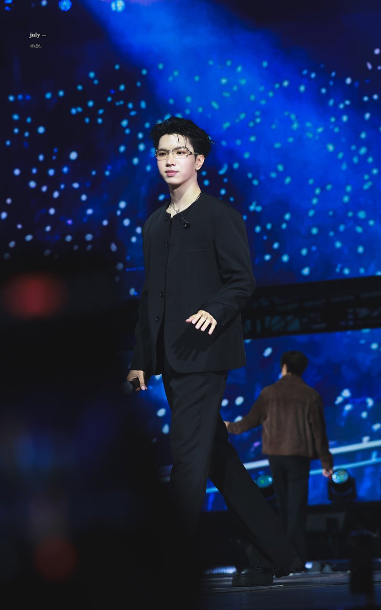 ถูกต้องทุกอย่างงงงง 🖤

CLOVER RISE AS ONE

#RISERCONCERTD3 
#keenkeno