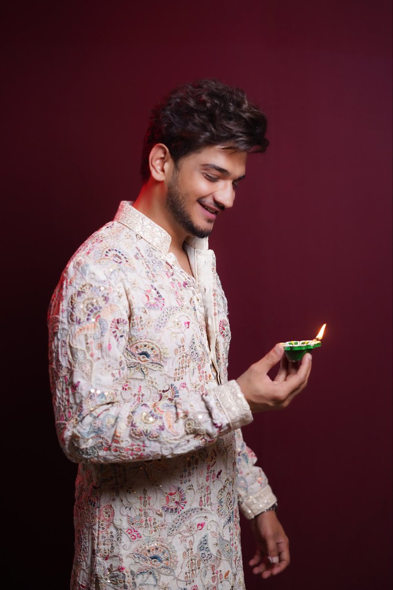 <a href="/Leader0018/">ʟᴇᴀᴅᴇʀ𝕏</a> <a href="/munawar0018/">munawar faruqui</a> Aura unmatched, mindset untouchable. #MunawarFaruqui #MKJW #TheSocietyS2