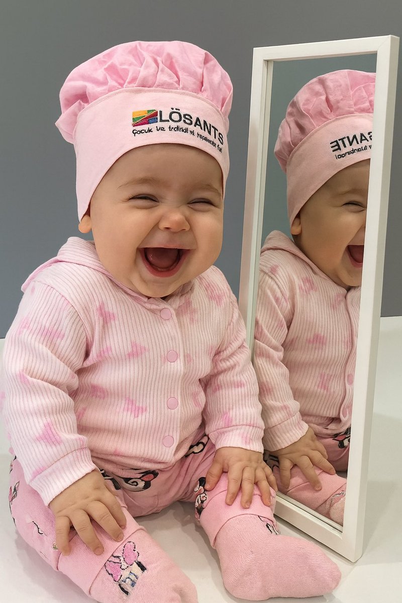 Dünya ,
MUTSUZ İNSANLARI GÜLDÜRME GÜNÜ bugün. 
9 aylık Lösemili bir bebeğimiz,
Lösante hastanemizde yoğun kemoterapi alırken,
Bu kıyafetlerle
aynaya bakarak kahkaha atabiliyorsa hepimizin gülmesi gerekiyor.
MUTSUZ İNSAN YOKTUR
UMUTSUZ İNSANLAR VARDIR.
Umut varsa değişim de vardır