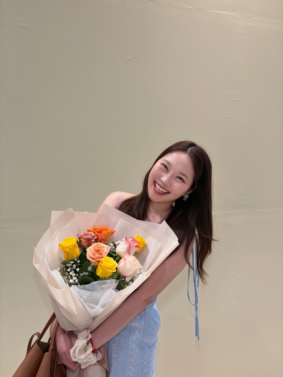ตอนป.โทเราผมกลางหัวร่วงเยอะมาก จนต้องไปตัดผมสั้น

ใครที่ใช้แต่แชมพูแล้วไม่ได้ผล อยากแนะนำลองกินวิตามิน หรือ กินโปรตีนเยอะๆ x2 จากน้ำหนักตัว ปรับการนอน เครียดให้น้อยลง หลังเรียนจบ 3-4 เดือน(ใช้เวลา เพราะร่วงเยอะมากจริงๆ) ก็เห็นผลแล้วเพราะปรับประพฤติกรรม ปจบ.ก็ผมหนาเหมือนในรูปเลย