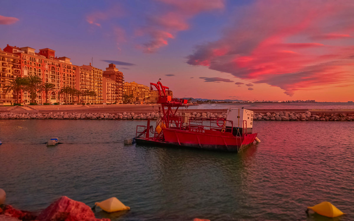 AlexMuozGarc's tweet photo. #BonDia 🌬️
#BuenosDías #cuatro #momentos al #amanecer  #arrebol y #nubes #lenticulares #modeladas por el #viento #PortSaplaya #Alboraia #València 

@ayto_alboraya @MeteoMorella @apuntoratge @oratgenet @avamet @Valencia_WX @1967fct @AEMET_CValencia @valenciabonita_ @PardoMerelo https://t.co/I49evI9vs4